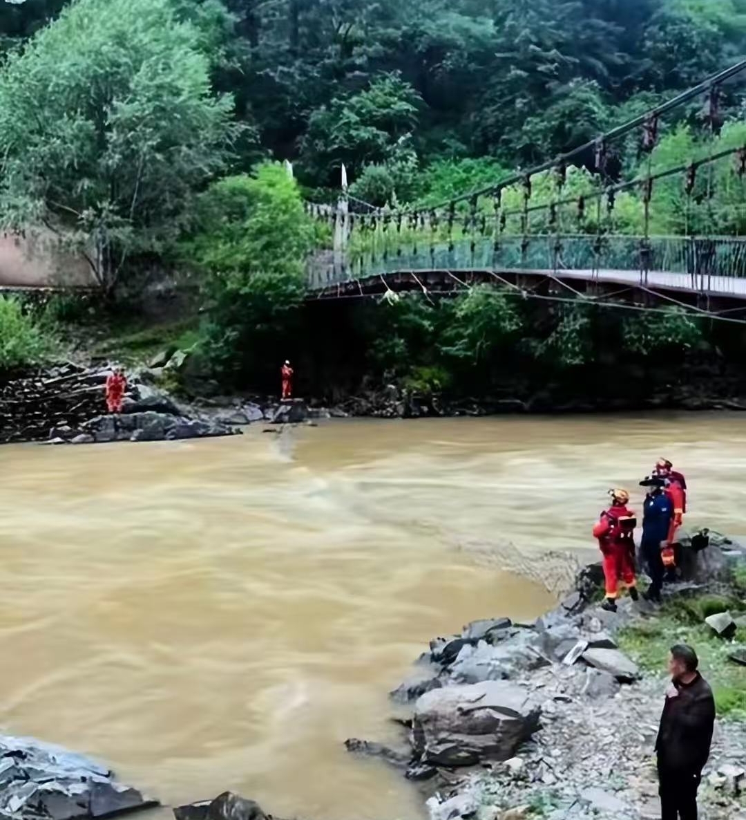 阿坝旅游小姑妈找到了，年仅31岁，被冲远20公里，丈夫：我不怪你